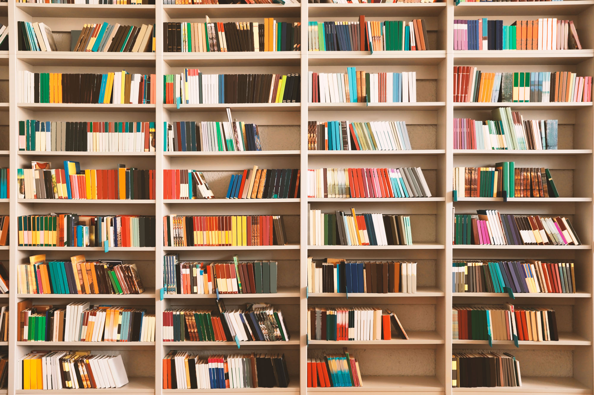 Книжна етажерка с колекции EMSE